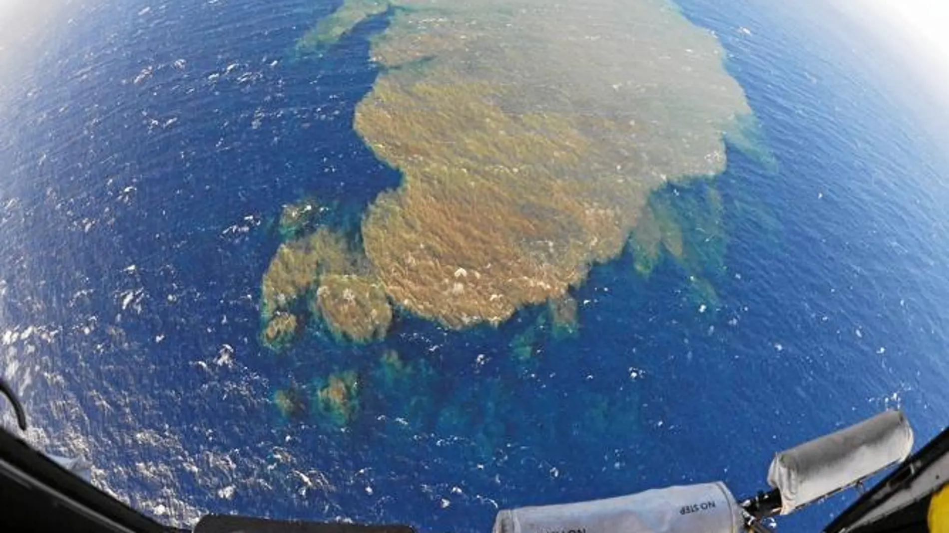 Los helicópteros de Emergencia y Salvamento de Canarias sobrevolaron la costa y tomaron imágenes de las manchas detectadas