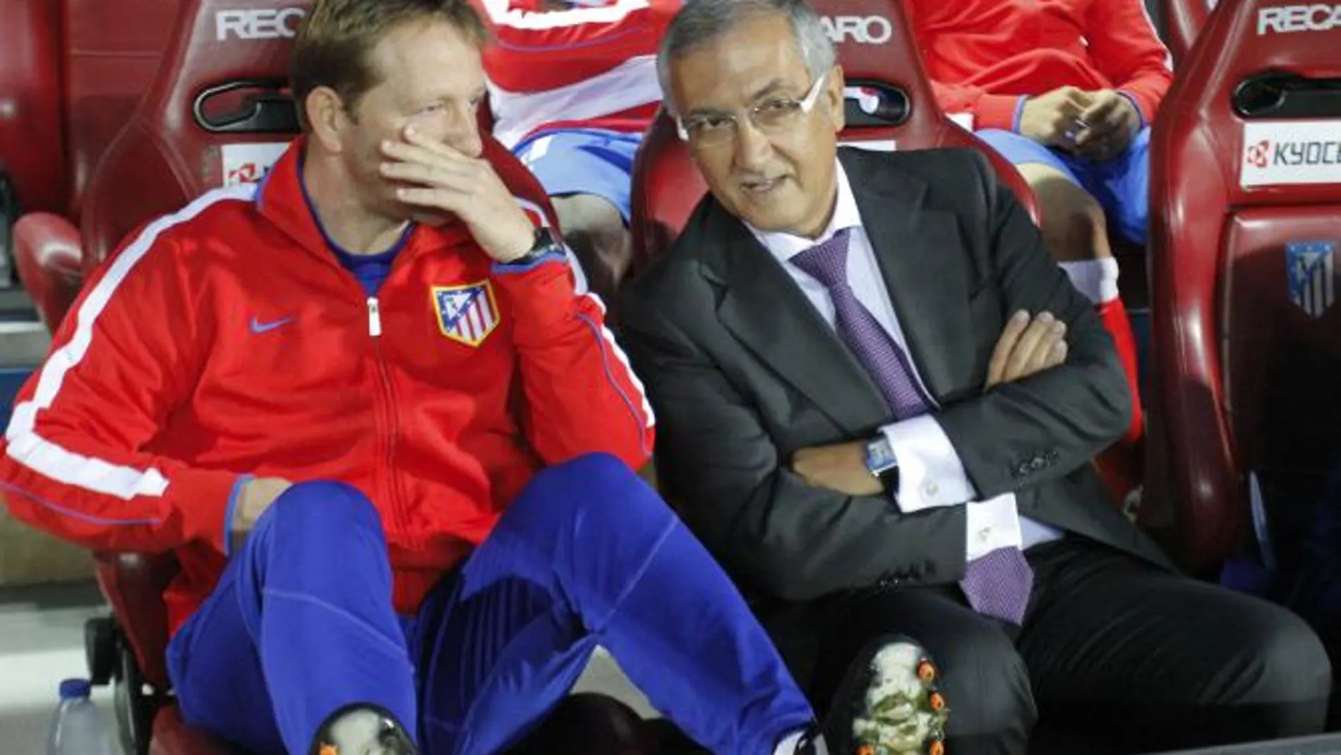 El entrenador del Atlético de Madrid, Gregorio Manzano (d), dialoga con un miembro del cuerpo técnico durante el partido frente al Real Zaragoza