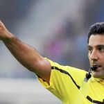 Babak Rafati, árbitro alemán de origen iraní, dirige un partido de la Bundesliga