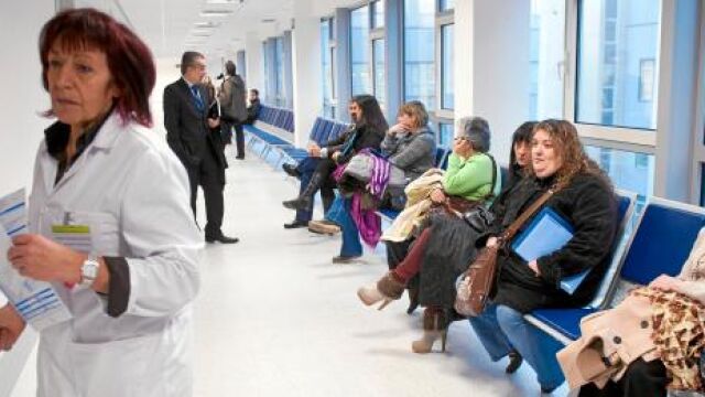 El personal sanitario trabajará desde hoy diez horas más al mes