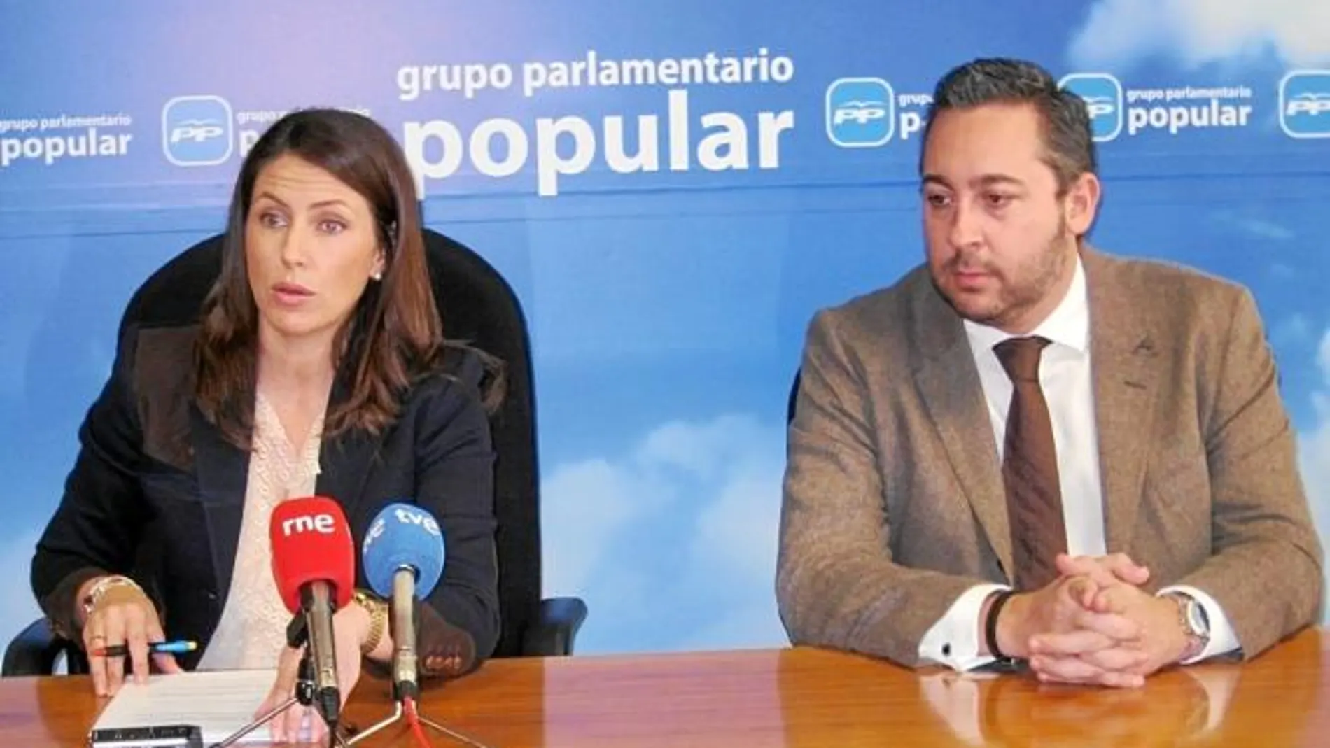 La portavoz del PP, Laura Muñoz, junto al portavoz adjunto, Víctor Manuel Martínez, ayer en la Asamblea