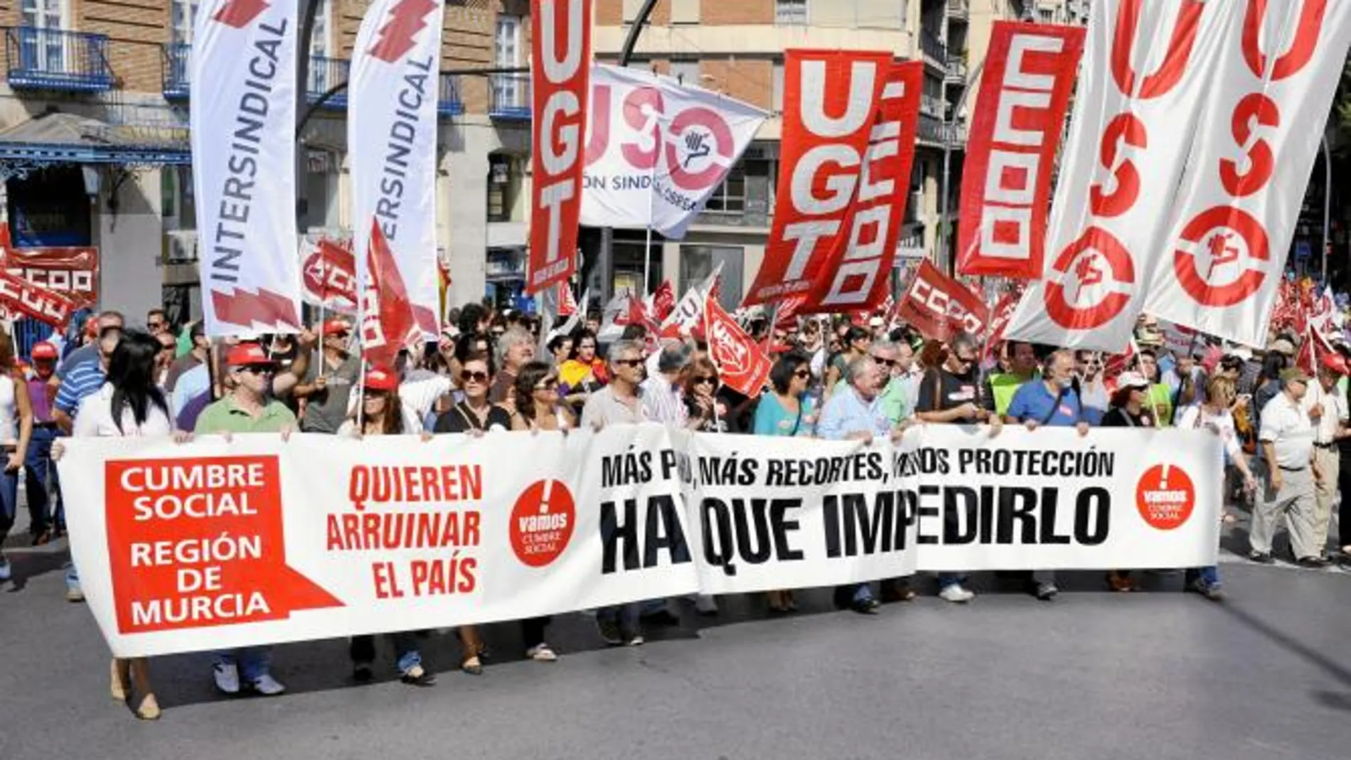 Imagen de la cabecera de la manifestación que recorrió ayer Murcia