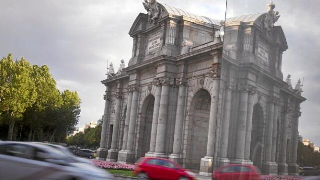El monumento que conmemora la llegada a la capital en 1759 del rey Carlos III se ha convertido en símbolo olímpico para Madrid2020