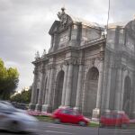 El monumento que conmemora la llegada a la capital en 1759 del rey Carlos III se ha convertido en símbolo olímpico para Madrid2020