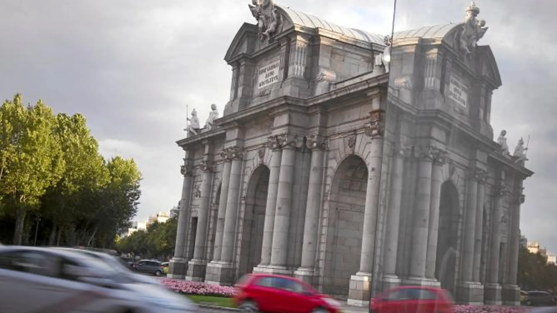 El monumento que conmemora la llegada a la capital en 1759 del rey Carlos III se ha convertido en símbolo olímpico para Madrid2020