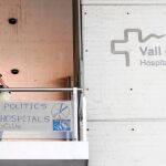 El personal sanitario, en pie de guerra, ha empapelado los hospitales con consignas en contra de los recortes