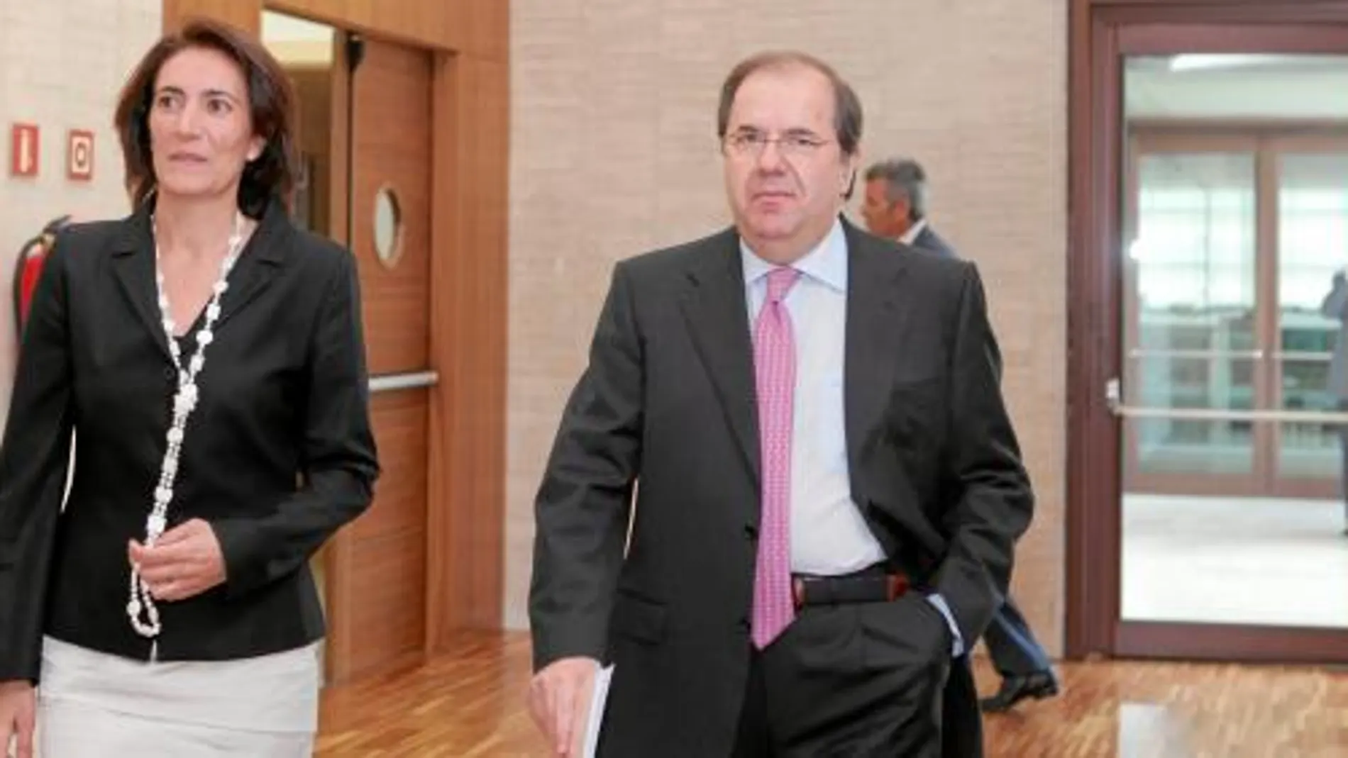 La presidenta de las Cortes, María Josefa García Cirac, junto al presidente de la Junta, Juan Vicente Herrera, momentos antes de un pleno del Parlamento