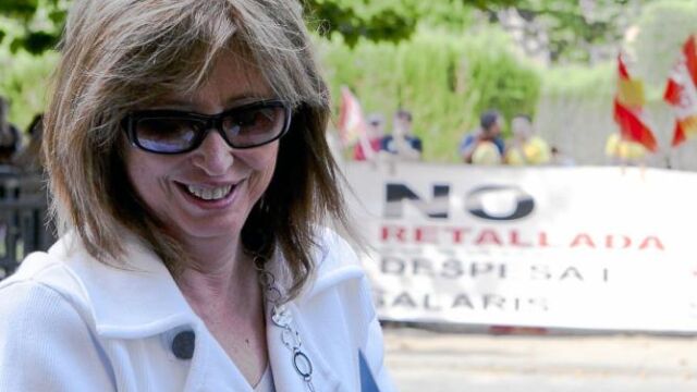 La consellera Rigau frente a una protesta contra los recortes a las puertas del Parlament