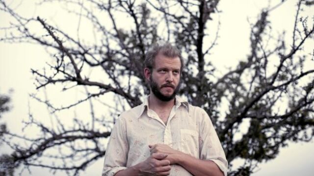 El mundo está dividido en uno de esos parvos debates sobre Vernon (izda.): ¿es mejor «For Emma, Forever Ago» o «Bon Iver, Bon Iver» (arriba)? El primero es mágico; el segundo, ambicioso