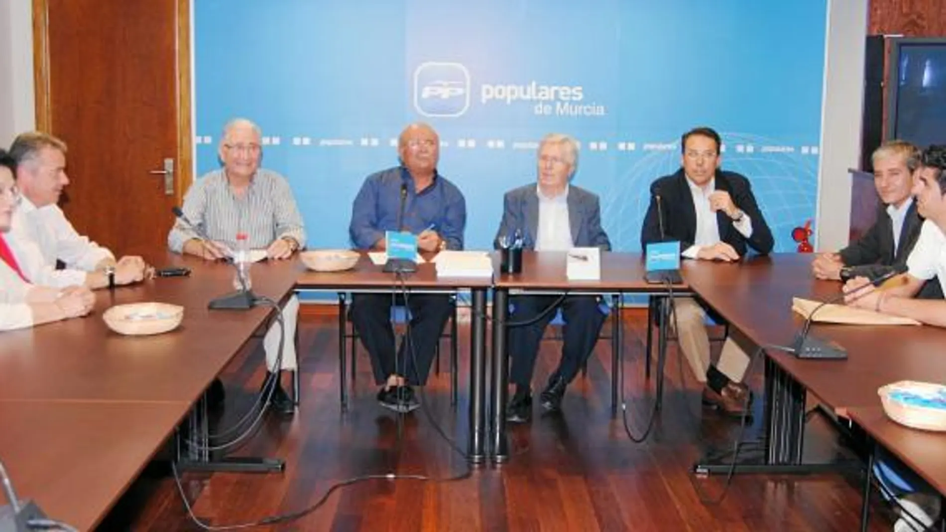 Antonio Sánchez Carrillo (4 izquierda) presidió la reunión del Comité Electoral del Partido Popular de la Región, en la que se cerraron las listas para las próximas elecciones