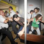 Imagen de uno de los momentos de gran tensión vividos en la Universidad de Murcia el pasado viernes
