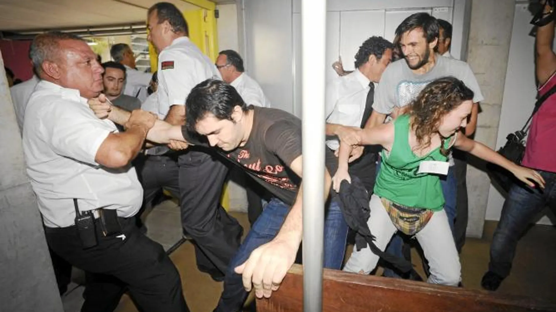 Imagen de uno de los momentos de gran tensión vividos en la Universidad de Murcia el pasado viernes