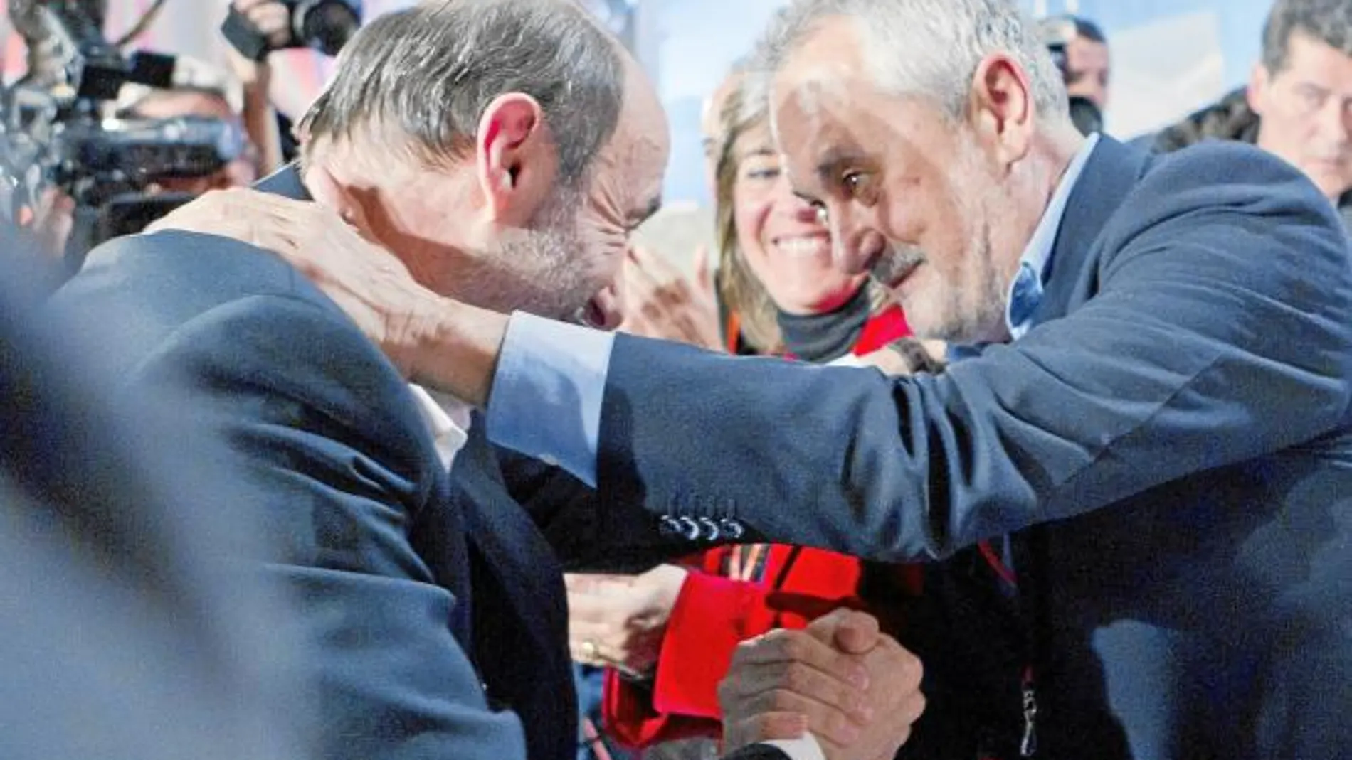 Griñán exige a Rubalcaba un «proceso de integración» tras dividir al PSOE-A