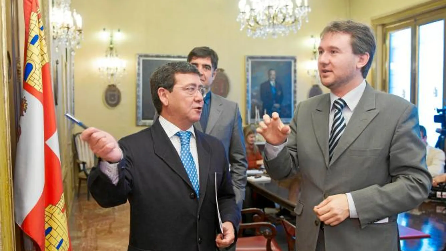El alcalde de Burgos, Javier Lacalle, escucha a César Rico, presidente de la Diputación, tras la reunión de ayer