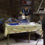 Varias personas ejercen su derecho al voto en Baamorto
