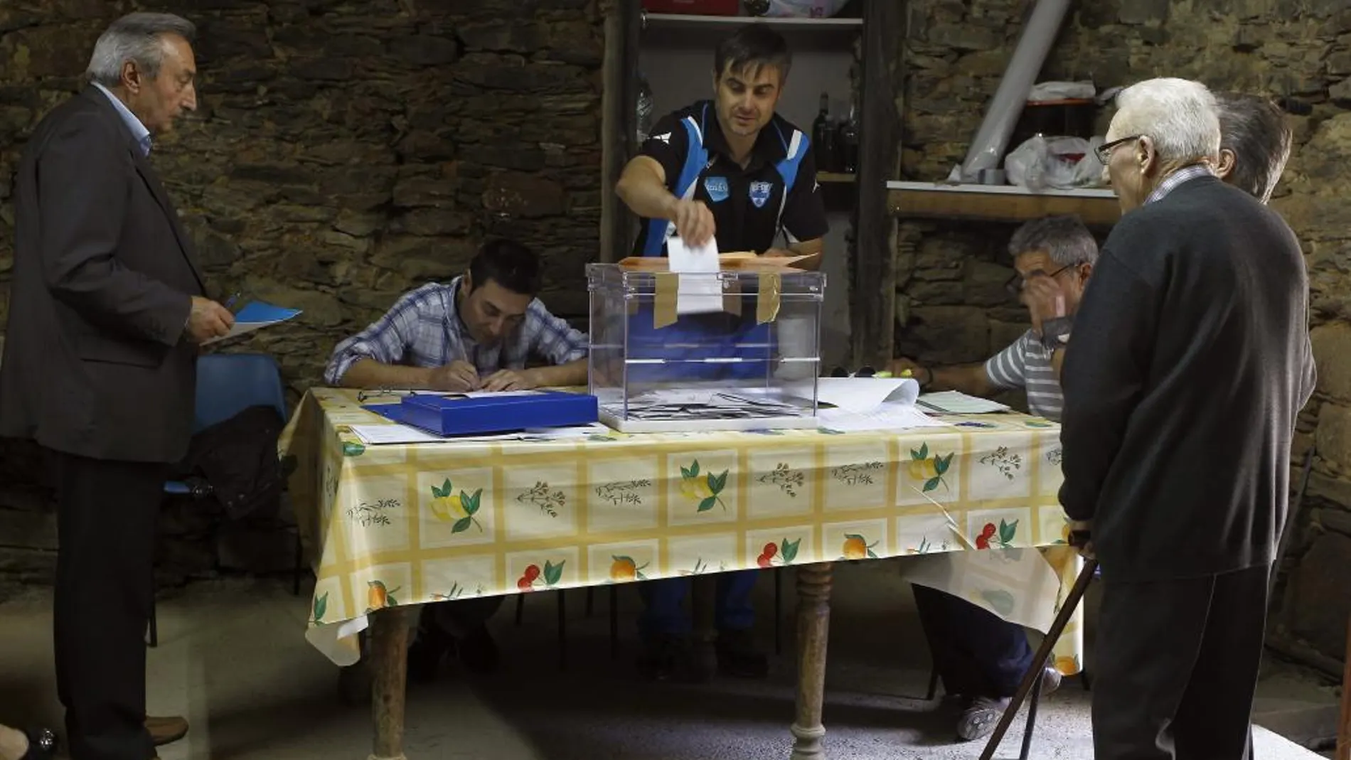 Varias personas ejercen su derecho al voto en Baamorto