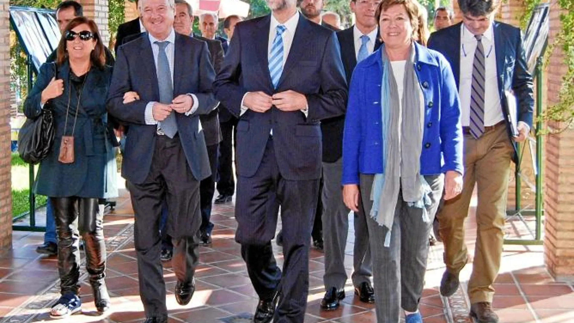 Rajoy confirma que habrá un Ministerio RECEPCIÓN. El candidato del PP a La Moncloa llegó al mitin en Murcia franqueado por Valcárcel y BarreiroAgricultura