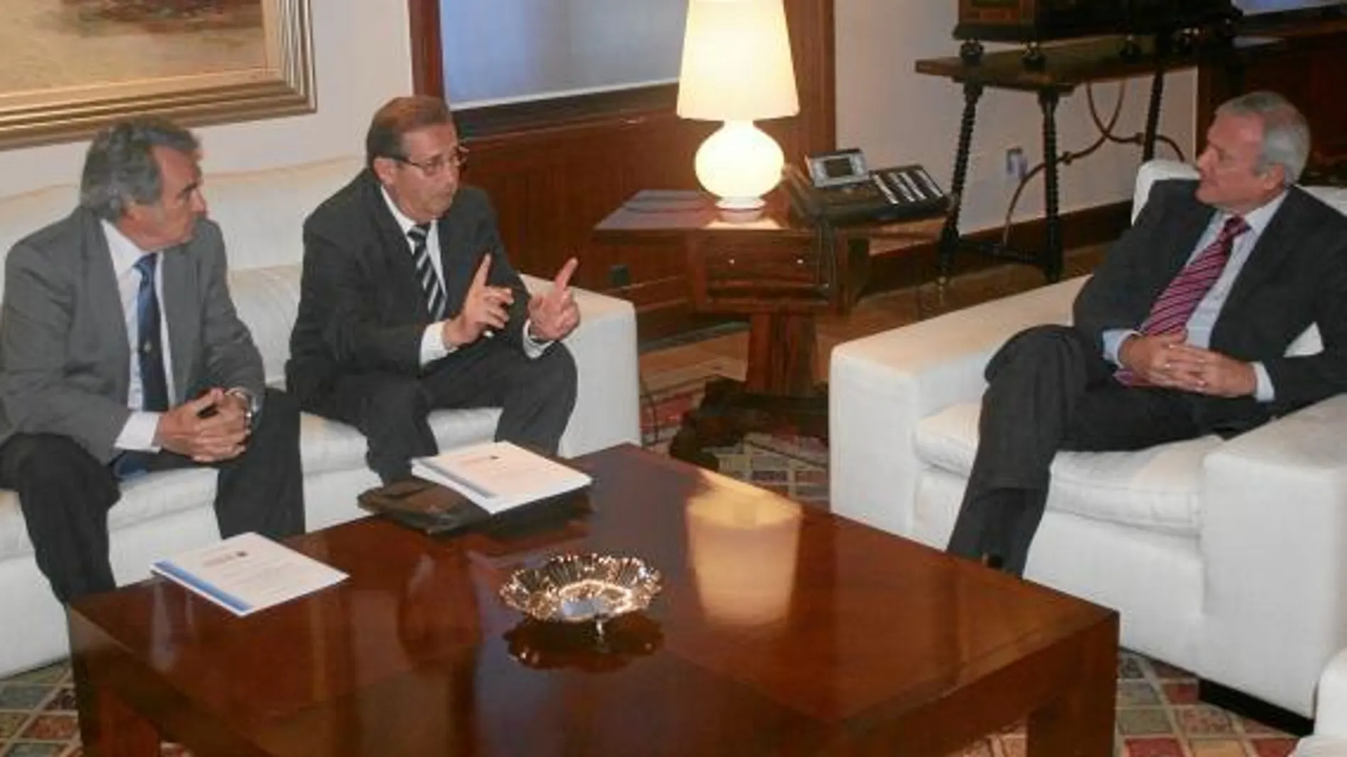 El miembro fundador de Ferrmed, Ángel Martínez y el presidente del lobby, Joan Amorós, en una reunión con el presidente de la Comunidad, Ramón Luis Valcárcel, el año pasado