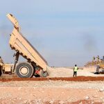 Dos camiones trabajan en las obras de la futura autovía en Valladolid