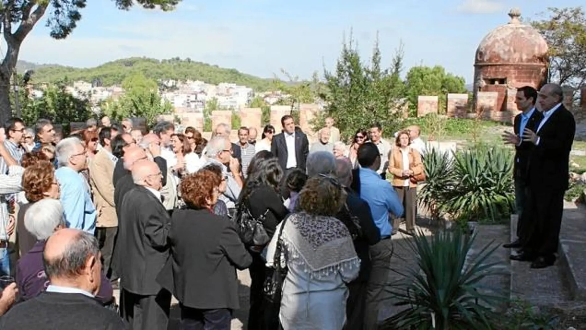 Jorge Fernández junto al alcalde Manuel Reyes en un acto celebrado ayer en el castillo de Castelldefels