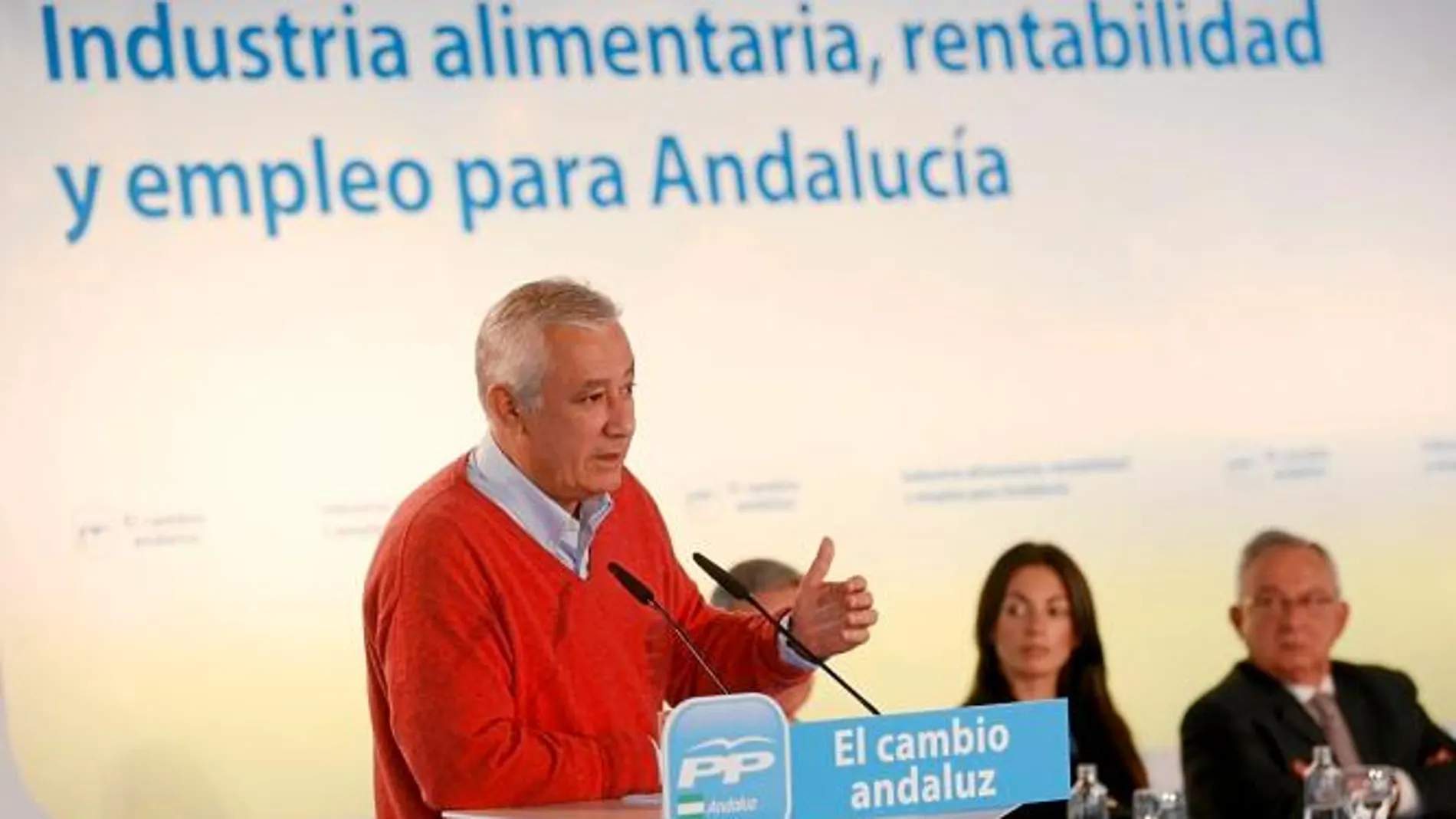 Arenas cree que el escándalo es el mayor ataque al prestigio de Andalucía