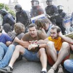 Imagen del desalojo de plaza Cataluña, ocupada por el movimiento 15M, el 27 de mayo de 2011
