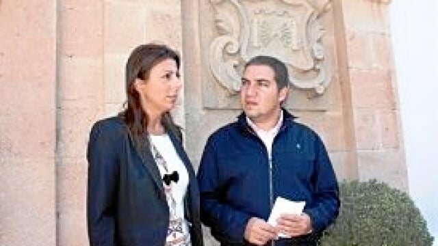 La alcaldesa de Ronda, Maripaz Fernández, junto al presidente de la Diputación de Málaga, Elías Bendodo, ayer