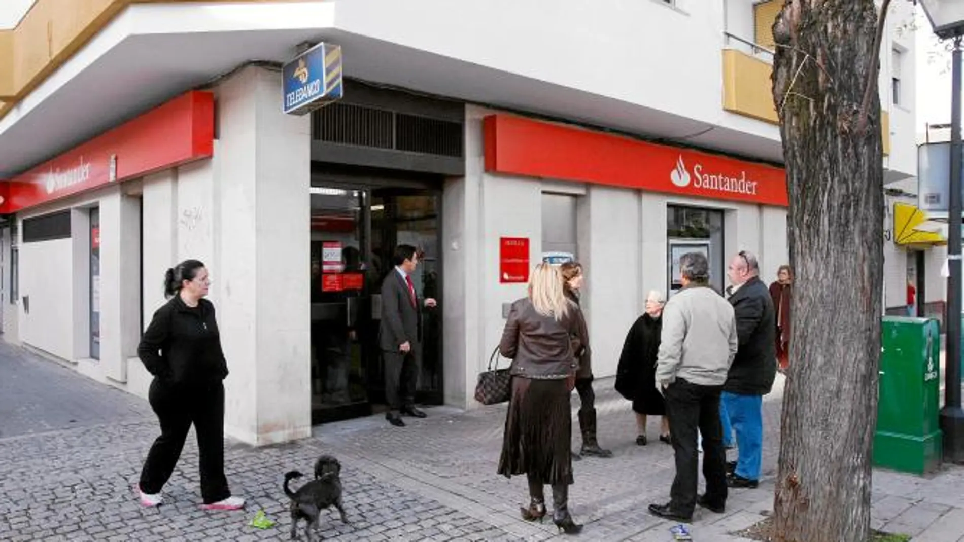 Muchos curiosos se acercan a la sucursal del banco Santander en El Cerro