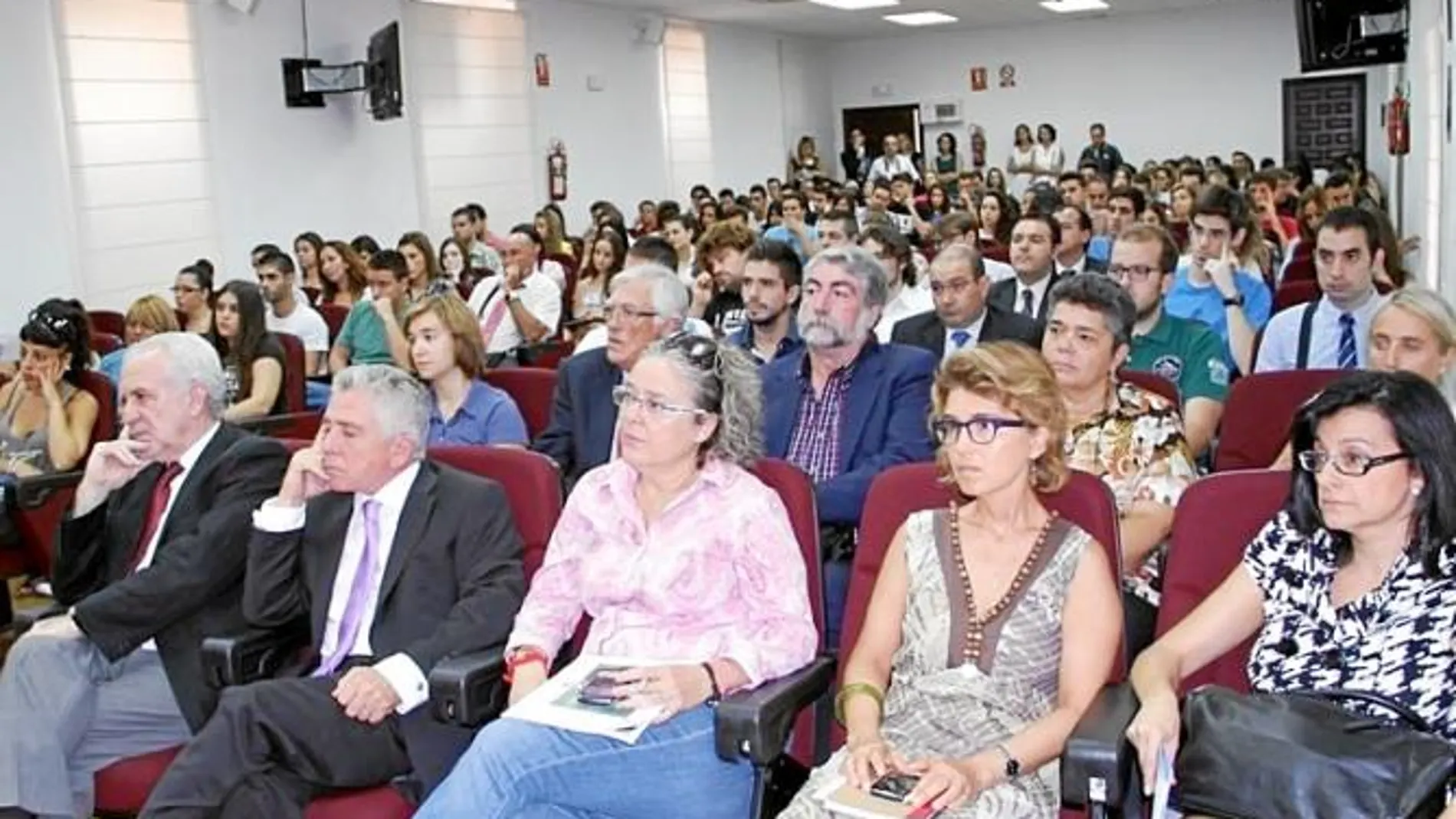 Profesores y alumnos de la Universidad Católica de Murcia, durante el acto de acogida de nuevos estudiantes