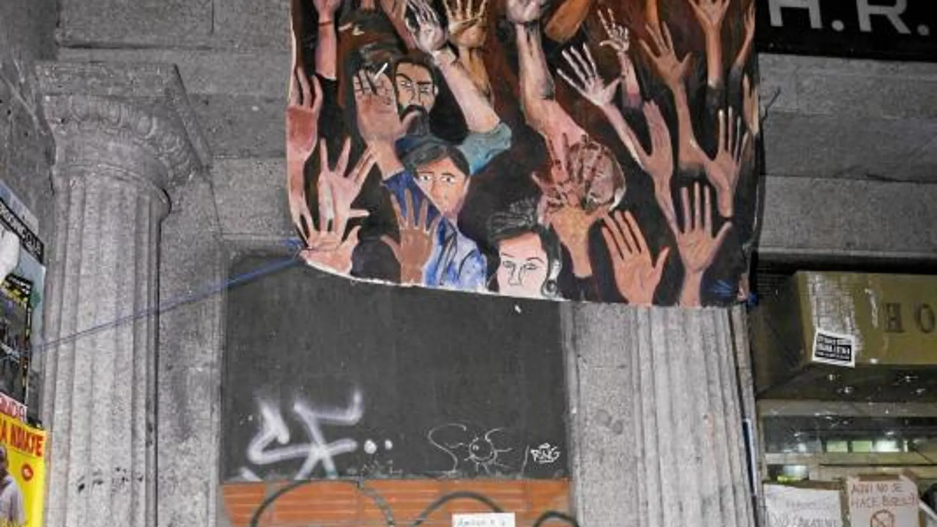 Aunque de momento no han entrado en el Albéniz, los «okupas» ya se han apropiado de la fachada del teatro colgando pancartas y carteles