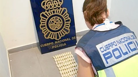 Los «muleros» llevan las bolsas de cocaína en su estómago y corren el serio peligro de morir si se rompen. Les delata la actitud nerviosa y unos sudores muy evidentes.