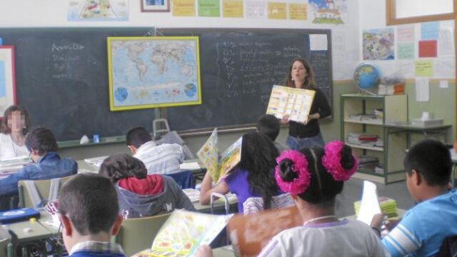 Imagen de una de las charlas que la empresa de limpieza Cespa imparte en los colegios