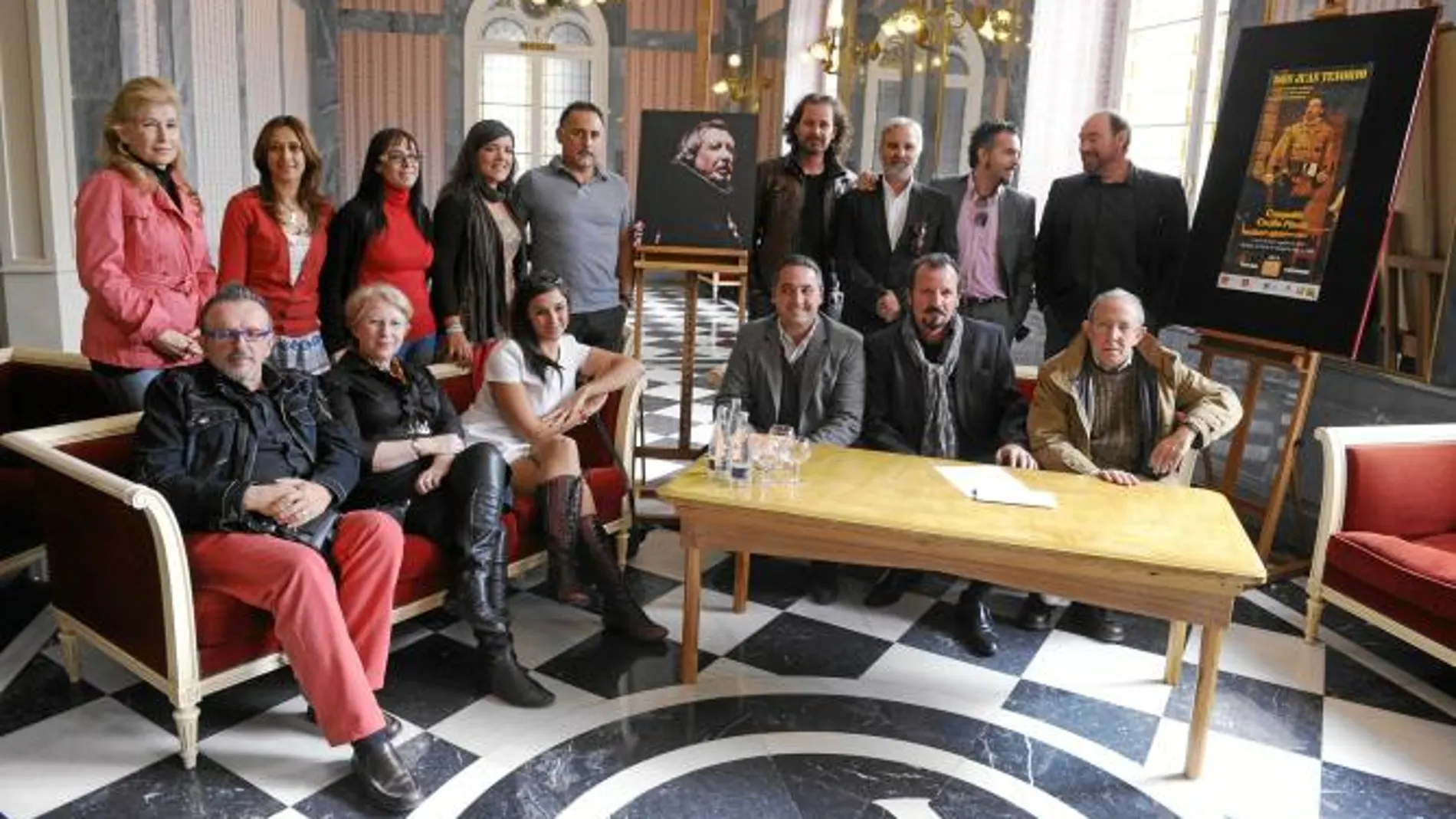 Foto de familia de gran parte de los actores y equipo técnico de la obra, junto a Rafael Gómez y Lorenzo Píriz