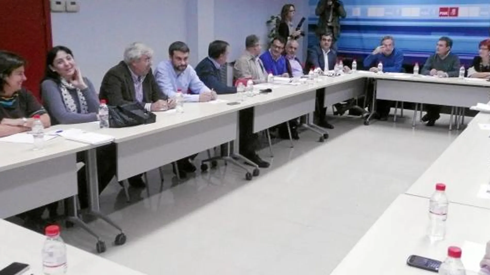 Francisco Oñate, Pedro Saura y Begoña García Retegui presidieron ayer la reunión de la Ejecutiva Regional del Partido Socialista de la Región de Murcia en la que se analizaron los resultados