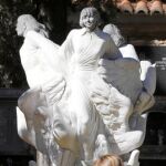 Una mujer observa el monolito en memoria de Miriam, Toñi y Desireé, las tres niñas asesinadas de Alcàsser, en el cementerio de esta localidad