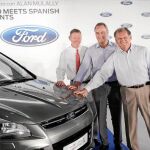 Alan Mulally, Alberto Fabra y el director de Ford España, José Manuel Machado, junto al Kuga que, a partir de octubre, fabricará Almussafes