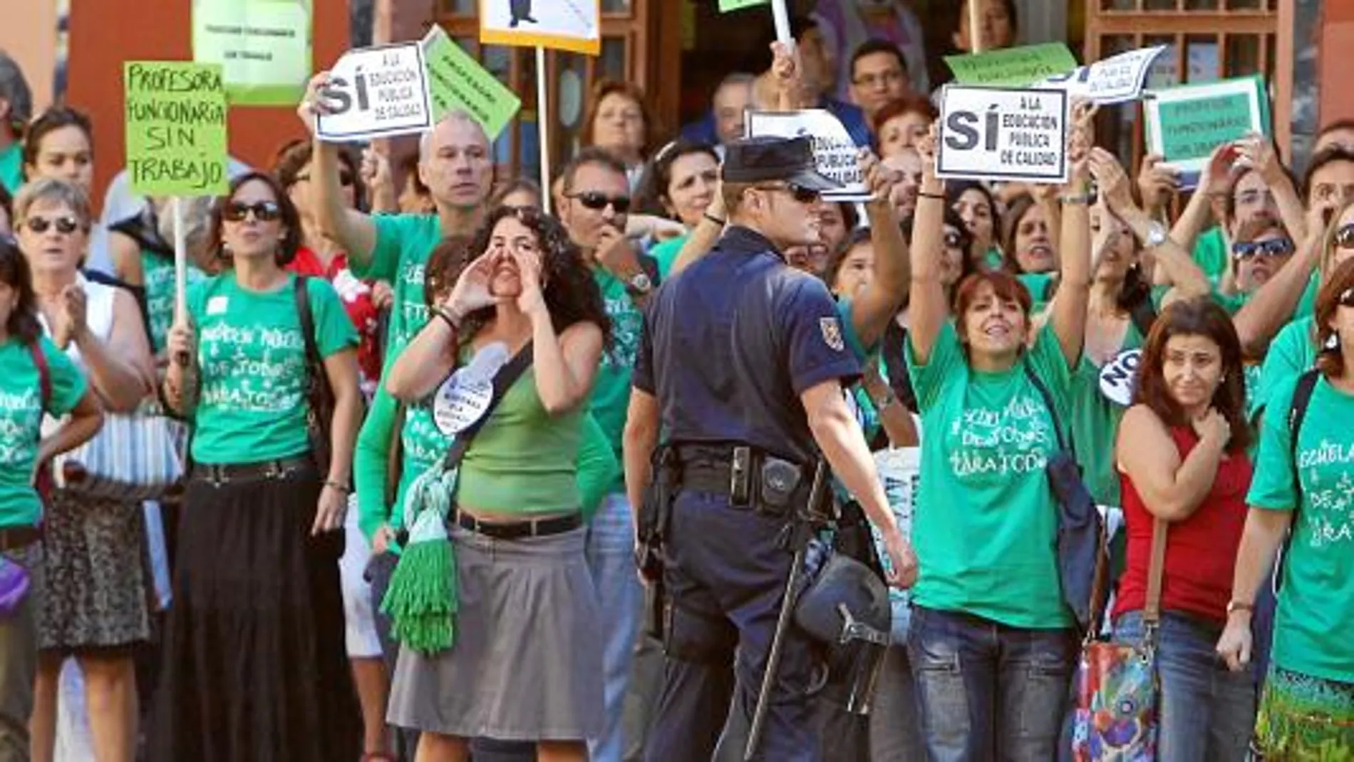 La Plataforma por la Educación Pública lleva alrededor de cinco semanas «vistiendo» a los asistentes a las protestas de Educación