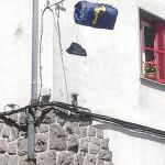 El municipio de Alsasua, hace dos meses, despertó con unas maletas y un tricornio colgados del cableado eléctrico, un símbolo con el que instaban a la Guardia Civil a abandonar la localidad.