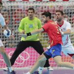 El jugador español Eduardo Gurbindo pasa el balón a un compañero durante el partido de grupo contra Croacia
