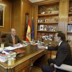 Don Juan Carlos se reúne con Rajoy siete horas después de recibir el alta