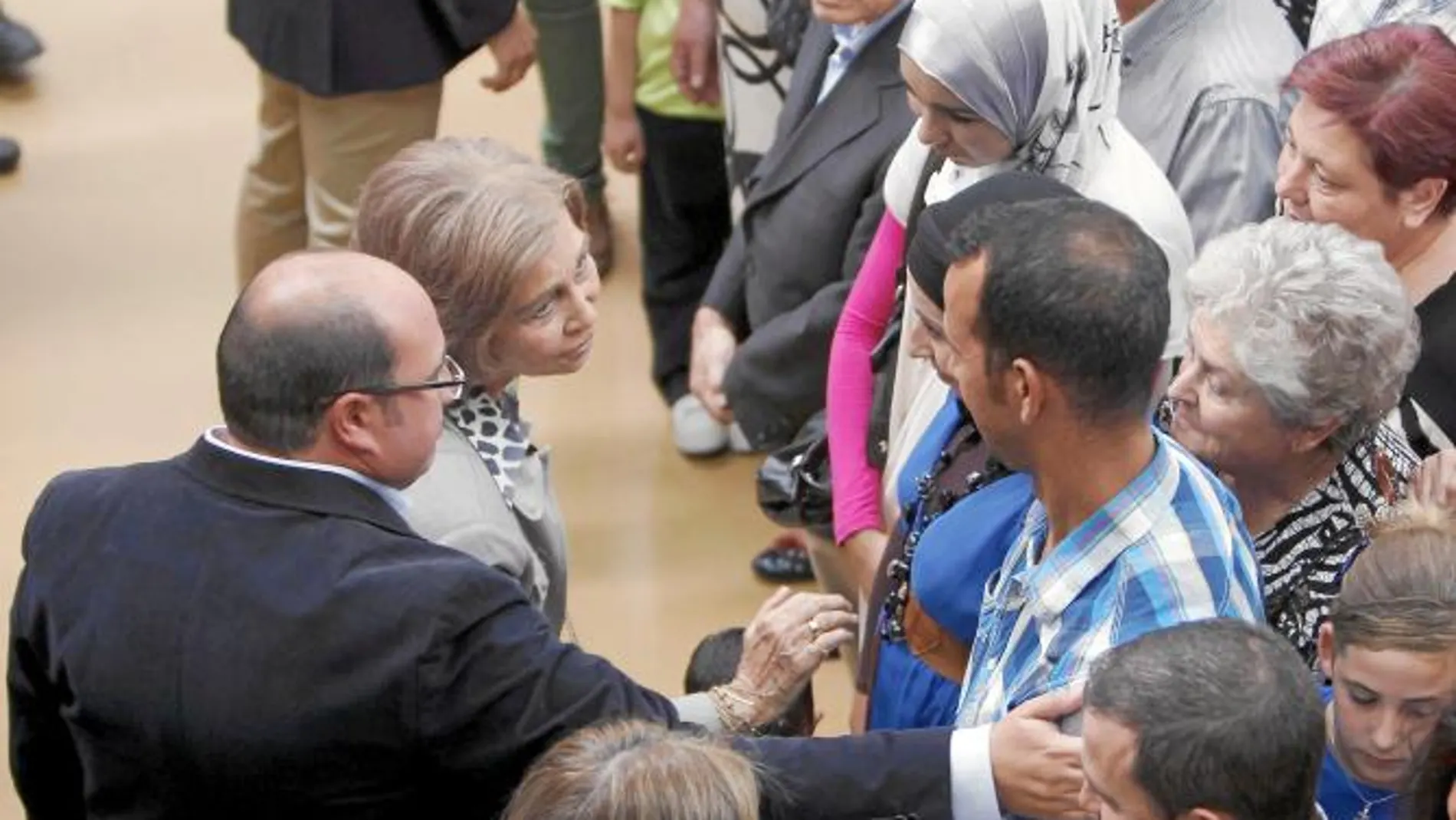 La Reina alaba la labor del ciudadano que salvó a un niño y saludó a los familiares de las víctimas