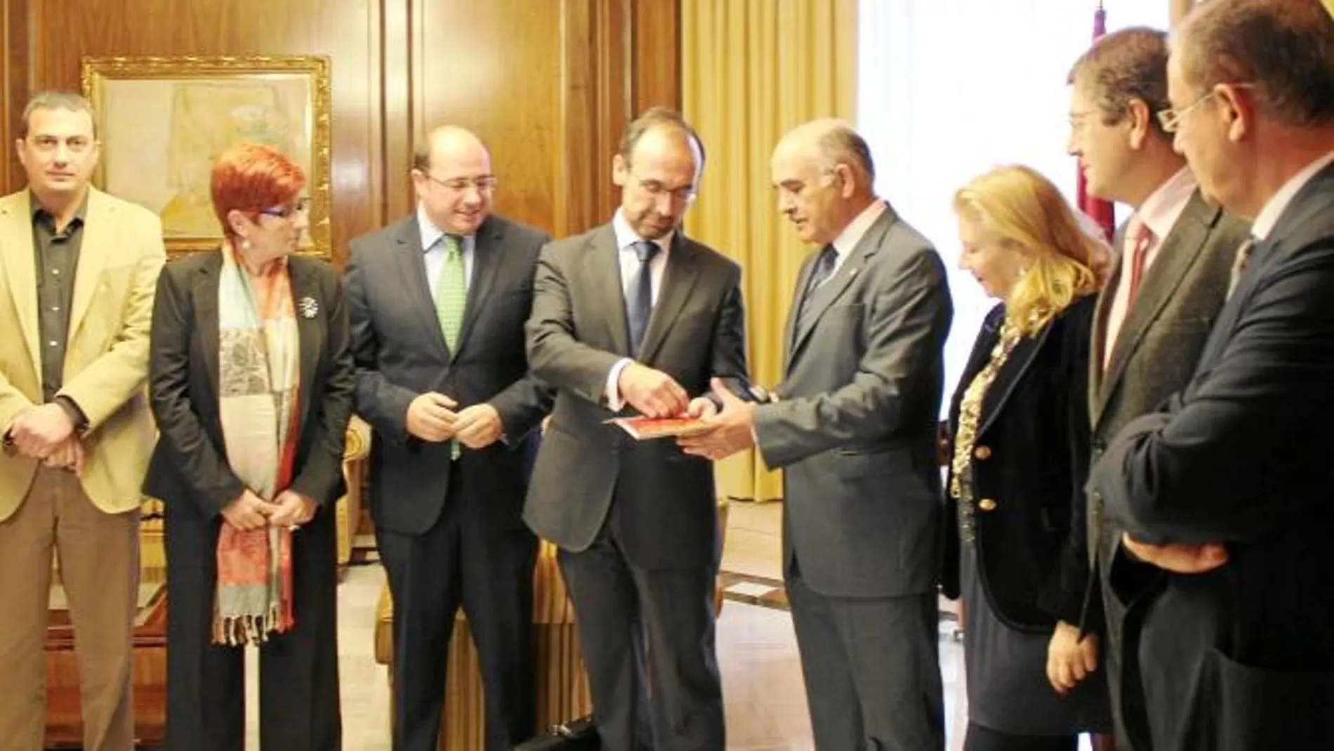 Pujante, Retegui, Sánchez, Marín, Garre, Fernández-Delgado, Bernal y Ruiz, ayer durante la entrega de los presupuestos