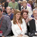 El PSOE-A se va de congresos dividido