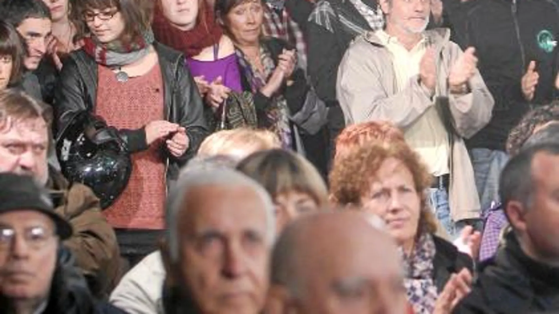 Dos banderas catalanas ondean en el mitin de cierre de campaña que la coalición EH Bildu celebró ayer en San Sebastián