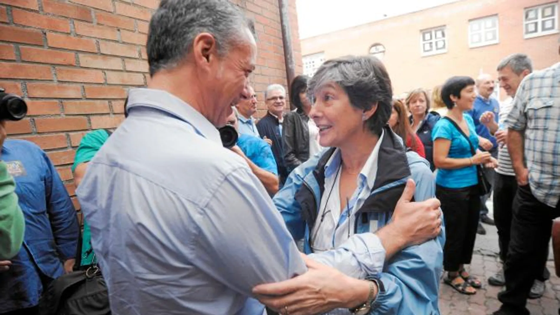 Los candidatos a lendakari en las próximas elecciones vascas, por el PNV, Iñigo Urkullu, y por EH Bildu, Laura Mintegi, se saludan a su llegada a la fiesta de las «ikastolas» de Guipúzcoa