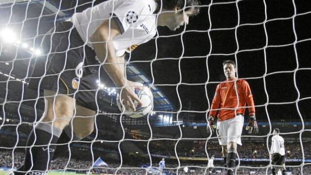 Albelda recoge el balón de la portería después del primer gol de Drogba