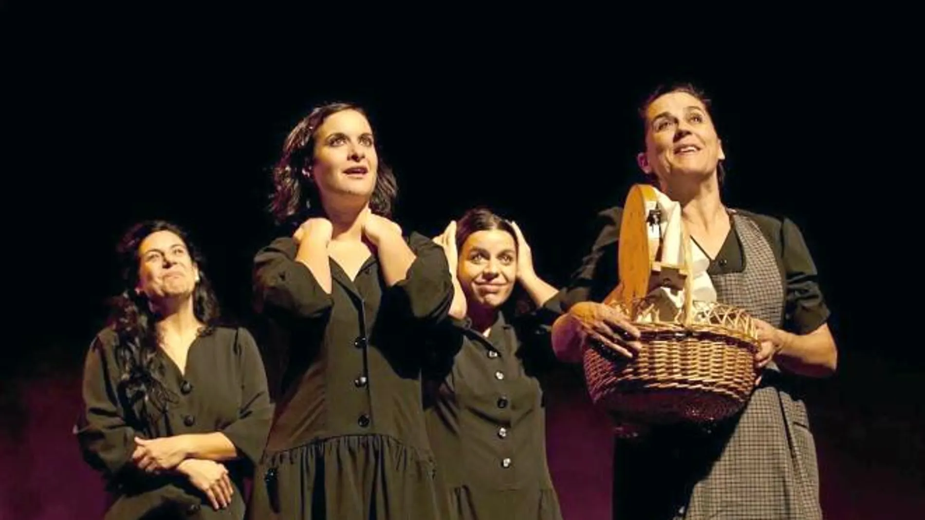La companía murciana Alquibla Teatro, durante su estreno la noche del jueves, de la obra «La casa de Bernarda Alba», en el Teatro Circo