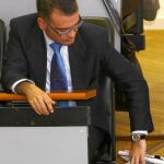El alcalde de Parla, José María Fraile, en Pleno. Imagen de archivo tomada en 2008, ya que en la actualidad los medios gráficos tienen vetada su entrada al salón
