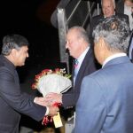 El Rey, tras aterrizar en el aeropuerto de Bombay, ayer, es recibido por el embajador de India en España, Sunil Lal, que le entrega un ramo de flores. Acompañan a Don Juan Carlos durante este viaje los ministros de Exteriores, Industria, Defensa y Foment
