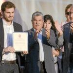 Iker Casillas es hijo predilecto de Móstoles, en la imagen el día que el regidor, Esteban Parro le entregó la distinción
